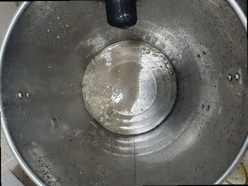 천안시 동남구 하수구막힘 배관 내부 점검 후 배수 상태를 확인하는 모습